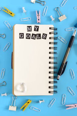 Ortasında bir açık defter yayları olan beyaz sayfalar üzerinde yer almaktadır. İleti örneğinde bozukluk mavi bir arka plan üzerinde. My gol yazıt. Güzel bahçe. Yukarı alay.