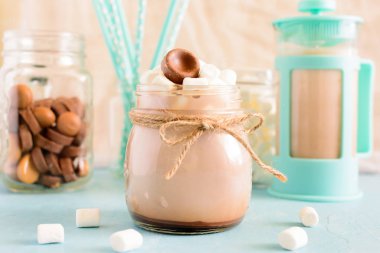 Sıcak kakao marshmallows ile. Lezzetli tatlı yüksek anahtarında vurdu. Bokeh arka planda. Nazik romantik fotoğraf.