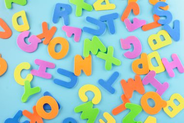 Düzensizce dağınık alfabe. Çok renkli harflerin güzel arka plan.