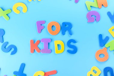 Güzel yazıt çalışmaları çok renkli harflerin koydu. Mavi arka plan.