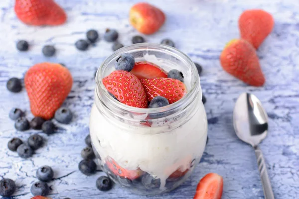 Jogurt Słoiku Truskawek Borówek Zbliżenie Deser Naturalnego Mleka Przydatne Śniadanie — Zdjęcie stockowe