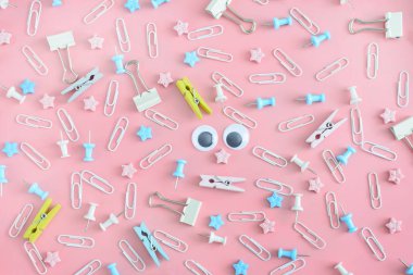 Parlak neşeli desen. İleti örneği düzensizce soluk pembe bir arka plan üzerinde dağınık. Bebek gözlerini klipleri, yıldız, clothespins dönüştürün ve düğmeleri karışıklık ortasına.
