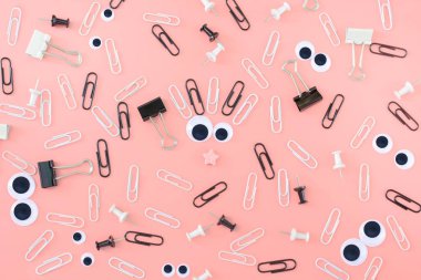 Kukla gözleri ve pembe bir arka plan üzerinde klipler arasından bir olağandışı, komik yüz. İleti örneğini düzensizce dağınık olduğunu. Alışılmadık bir arka plan klipleri ve büro düğmeleri. Güzel resim üst.