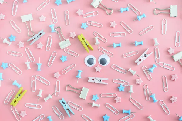 Parlak neşeli desen. İleti örneği düzensizce soluk pembe bir arka plan üzerinde dağınık. Bebek gözlerini klipleri, yıldız, clothespins dönüştürün ve düğmeleri karışıklık ortasına.