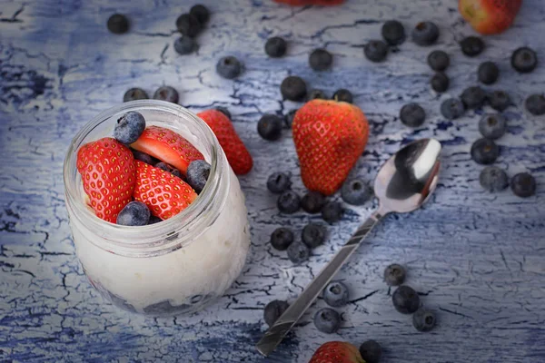 Jogurt Słoiku Truskawek Borówek Mleko Naturalny Deser Zbliżenie Winiety Przydatne — Zdjęcie stockowe