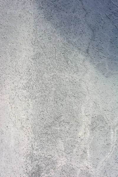 ひび割れを有するコンクリートの光灰色の壁 異常なテクスチャ背景 — ストック写真