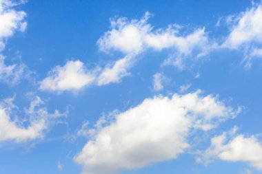 Parlak mavi gökyüzü beyaz keten ile. Doğal doğal arka plan.