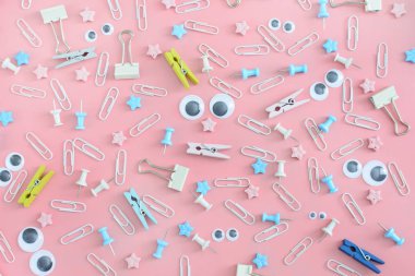 Dağınık ileti örneği ile parlak bir görüntü. Komik suratlar kukla gözleri olan. Ataç, pembe bir arka plan üzerinde kargaşa içinde clothespins yıldız.