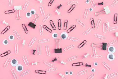 İleti örneği bir pembe kaotik dağınık içinde. Ortasında klipleri ve kukla gözleri sürpriz bir yüzüdür.