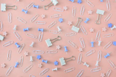 Parlak desen. İleti örneği düzensizce bir soluk portakal arka plan üzerinde dağınık. Zımba, yıldız ve düğmeleri kargaşa içinde vardır.