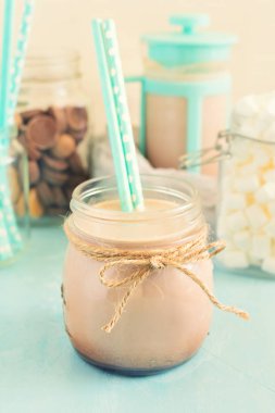 Ön planda bir kavanoza kakao. Arka plan bulanık. Bir fotoğraf içinde a yüksek anahtar.