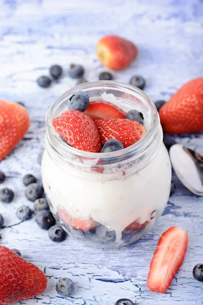 Mleko deser z jagodami i truskawki. Przydatne naturalnej żywności. Zdrowe śniadanie blisko up. — Zdjęcie stockowe