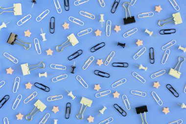 İleti örneği düzensizce mavi bir arka plan üzerinde dağınık. Beyaz ve siyah ataç, büro düğmeleri ve isyan küçük pembe yıldız. En baştan hayal.