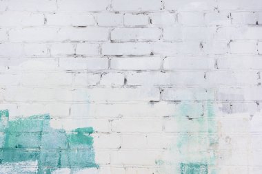 Tuğla duvar yeşil ve beyaz boya ile boyanmıştır. Arka plan metin, doku için yer ile.