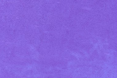 Duvar sıva, parlak mor renkte boyanmış bir doku ile. Güzel arka plan.