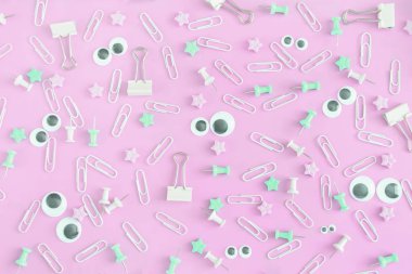 Dağınık ileti örneği ile sıradışı bir resim. Komik suratlar kukla gözleri olan. Klipleri, büro düğmeleri ve yıldız bir karmaşa Lila zemin üzerine.