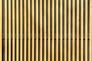 İnce ahşap çıta duvarına. Dikey paralel plakaları.