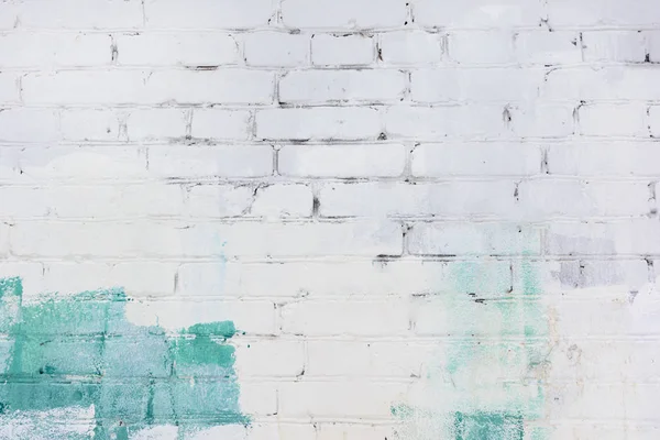 Tuğla duvar yeşil ve beyaz boya ile boyanmıştır. Arka plan metin, doku için yer ile.