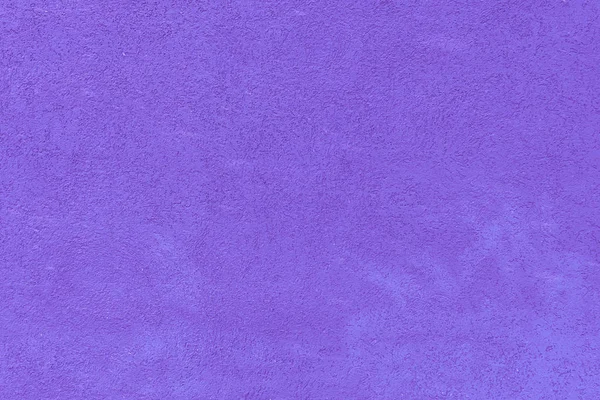 Duvar sıva, parlak mor renkte boyanmış bir doku ile. Güzel arka plan.