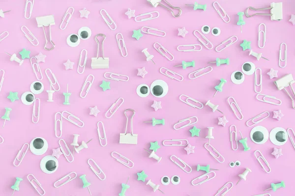 Dağınık ileti örneği ile sıradışı bir resim. Komik suratlar kukla gözleri olan. Klipleri, büro düğmeleri ve yıldız bir karmaşa Lila zemin üzerine.