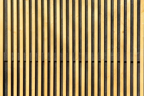 İnce ahşap çıta duvarına. Dikey paralel plakaları.