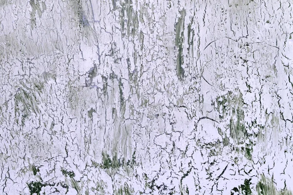Fundo com tinta lilás pálida rachada. Textura de revestimento áspero velho. Uma parede com um padrão abstrato incomum . — Fotografia de Stock