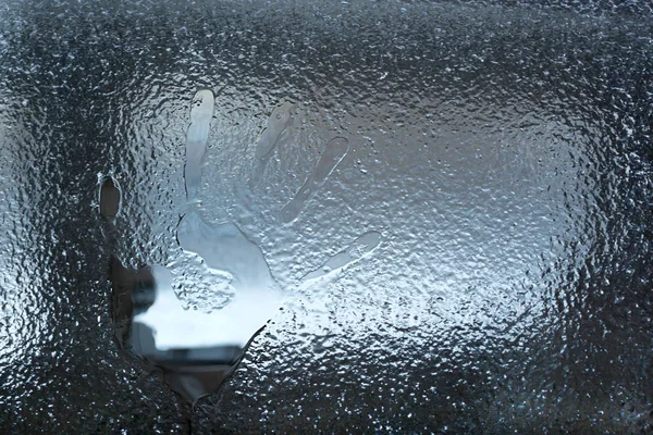 Handabdruck auf dem glasbedeckten Eis. schöner ungewöhnlicher Hintergrund. — Stockfoto