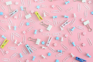 Parlak neşeli desen. İleti örneği düzensizce pembe bir arka plan üzerinde dağınık. Zımba, yıldız, clothespins dönüştürün ve düğmeleri kargaşa içinde vardır.