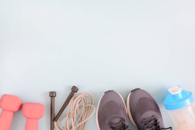 Fitness arka plan. Spor malzemeleri mavi bir arka plan üzerinde. Yer için metin, boşluk.