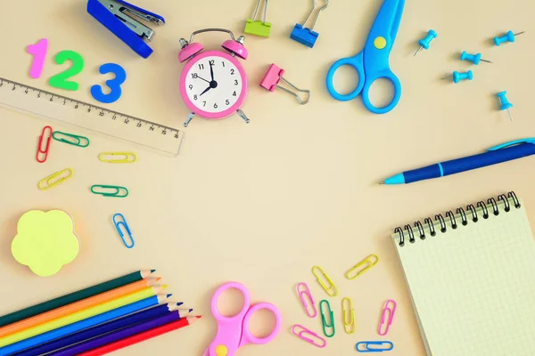 Üst metin veya yazıtlar, yukarı alay etmek için açık renkli boş alan üstünde belgili tanımlık merkez fotoğraf. Orada renkli okul ve ofis malzemeleri.