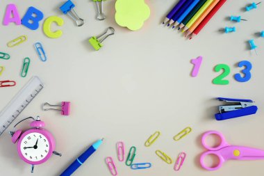 bej renkli arka plan üzerinde farklı okul malzemeleri