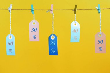 Etiketleri farklı renkler parlak arka plan ipte asılı