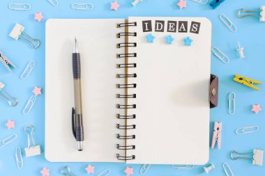 Yaylar üzerinde not defteri ile mavi arka plan üzerinde kahverengi sayfaları