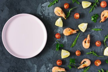 Boş bir dokulu yüzeye boş bir pembe plaka vardır. Kenarları düzensizce maddeler yayılır. Karides, domates ve yeşillik. Düşük bir anahtar içinde güzel fotoğraf. Metin, yukarı alay etmek için yer.