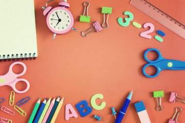 Işık kırmızı arka plan, metin için boş bir alanı veya bir yazıt üzerinde. İleti örneği yayılmıştır. Tekrar okula fikri. Parlak fotoğraf.