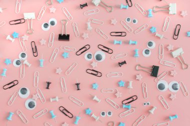 Güzel pembe bir arka plan siyah ve beyaz ileti örneği ile. Zımba, office düğmeleri ve yıldız kargaşa içinde vardır. Klipler ve kukla gözleri sürpriz bir surat merkezidir.