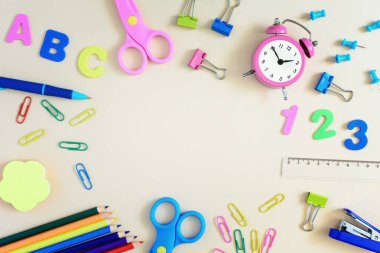 Metin için yer ile hafif bir arka plan ortasına kadar alay et. Okul ve ofis malzemeleri etrafında yayılır. Güzel resim üst.