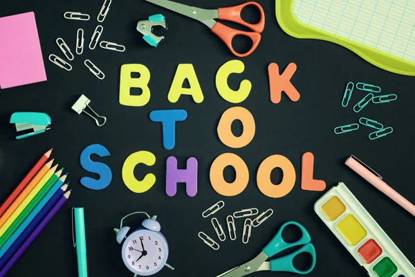 Geri Siyah Arka Plan Üzerinde Renkli Renkli Harfler Back School — Stok fotoğraf