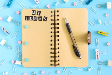 Güzel resim üst. Yaylar ile bir yazıt benim fikir üstünde not etmek. Mavi bir arka plan üzerine düzensizce dağınık ofis, banka donatımı.