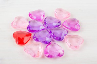 Dekoratif cam kalplerin alışılmadık bir desen. Güzel romantik arka plan. Kırmızı, pembe ve Lila figürler.