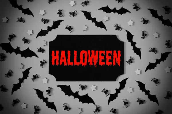 Centro Foto Placa Preta Placa Inscrição Letras Vermelhas Halloween Morcegos — Fotografia de Stock