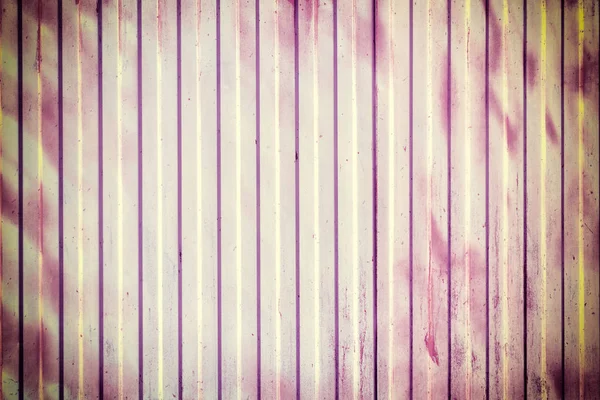 Забор Гофрированного Металла Поверхность Окрашена Сиреневый Цвет Пятна Темной Краски — стоковое фото
