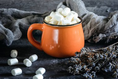 Sıcak bir içecek ile Marshmallow üst dekore edilmiştir. Rustik tarzda güzel natürmort.