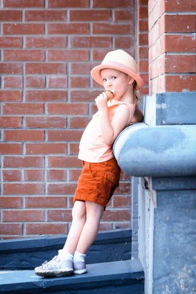 Little Girl Hat Leaning Wall Child Eating Ice Cream Beautiful — Stock Photo, Image