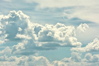 Büyük beyaz bulutlar dönen mavi gökyüzü. Güzel tonda fotoğraf. Doğal arka plan.