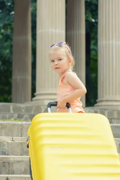 Little Girl Blond Hair Raises Large Yellow Suitcase Steps Portrait — Stock Photo, Image