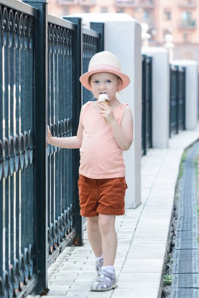 Little Girl Straw Hat Eating Ice Cream Beautiful Portrait Child — Stock Photo, Image