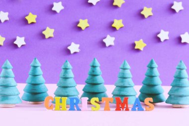 Orman küçük çam ağaçları ve Noel yazı