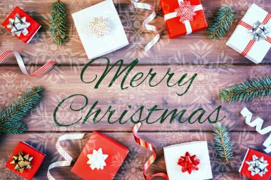 Hediyeler ve Merry Christmas yazıt ile ahşap arka plan