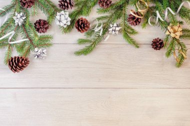 Kompozisyon koniler, yay ve açık renkli şeritler ile dekore edilmiş köknar dalı